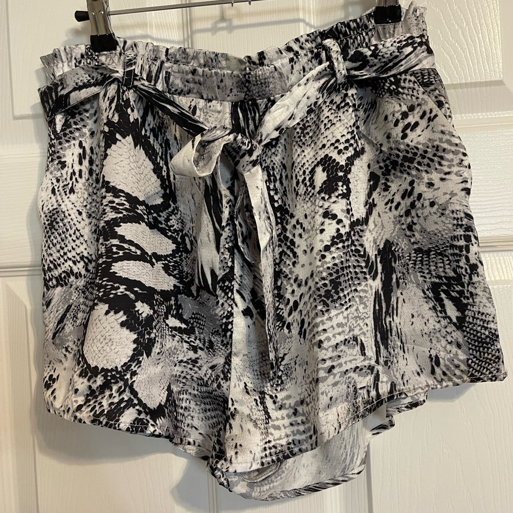 Superdown Women’s shorts MEDIUM
